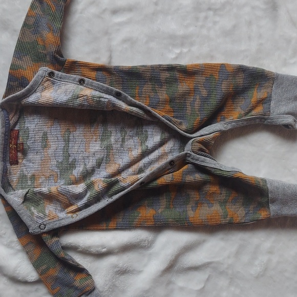 For All Mankind 0/3months baby camo button up onesie - Picture 8 of 8